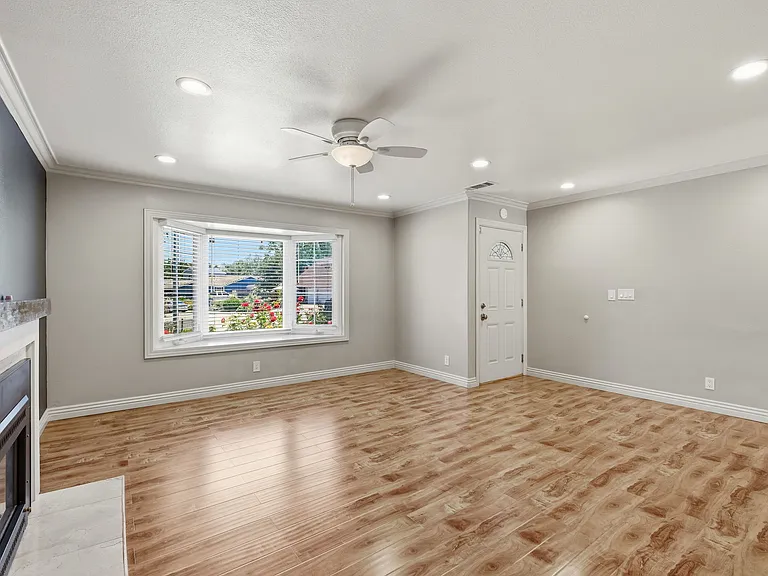 325 Goshen Ct — Photo 11