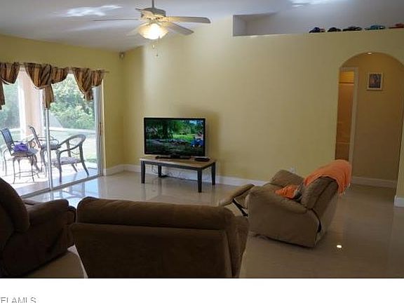 3rd image of 136 Aurora Ave S