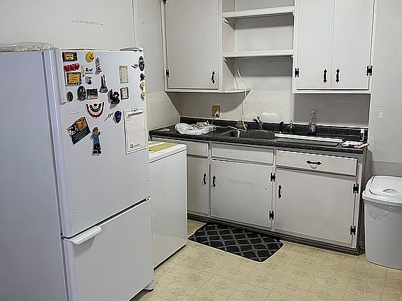 4th image of 624 Brewer St