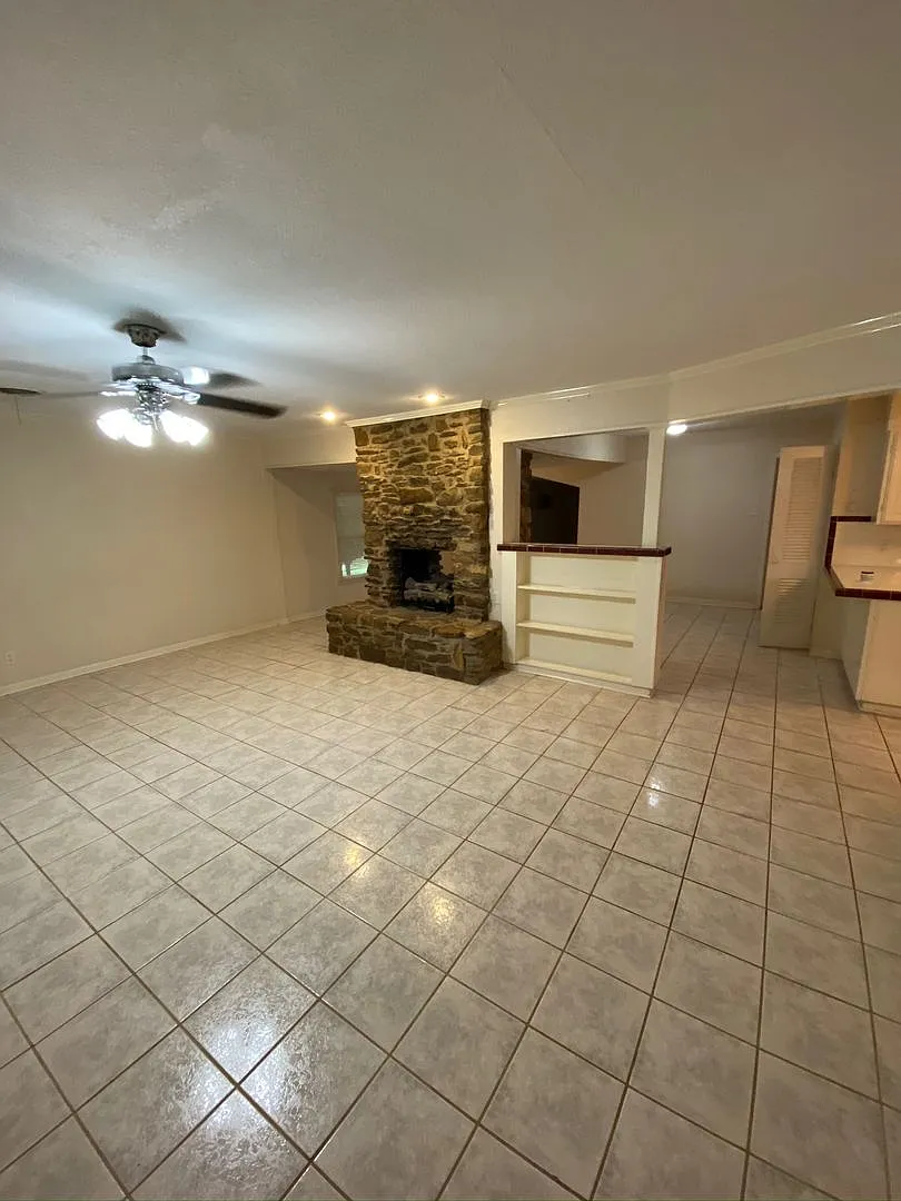 Extra Spacious Home 4 Bedroom 3 Bath — Photo 1