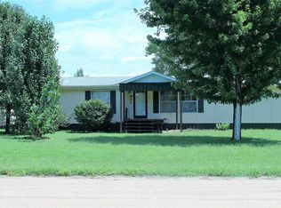 902 Town & Country Ln, Hutchinson, KS 67501