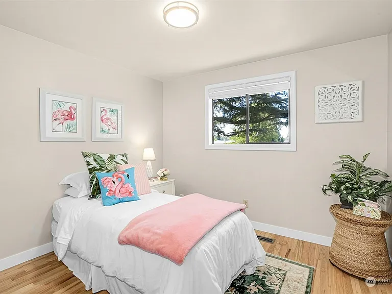 2516 Dayton Ave NE — Photo 11