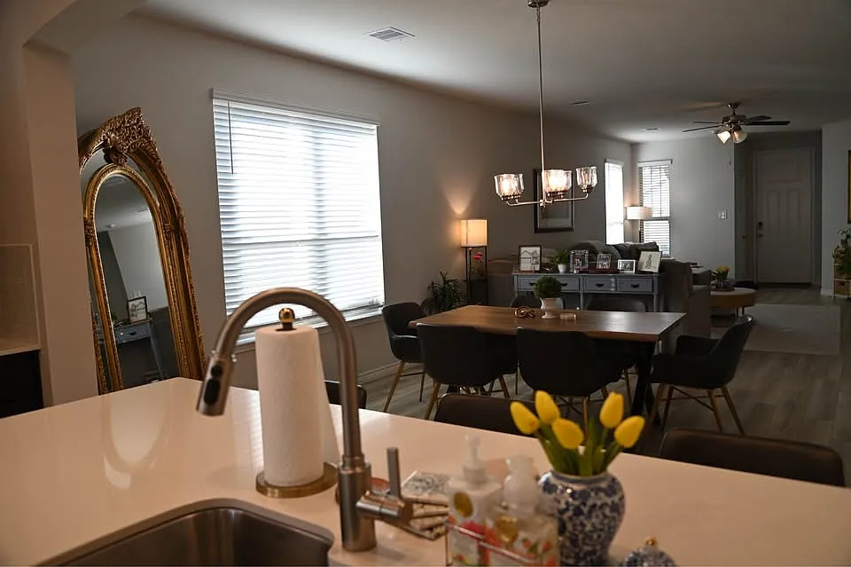 3 bed, 1974 sqft, $2,500 — Photo 4
