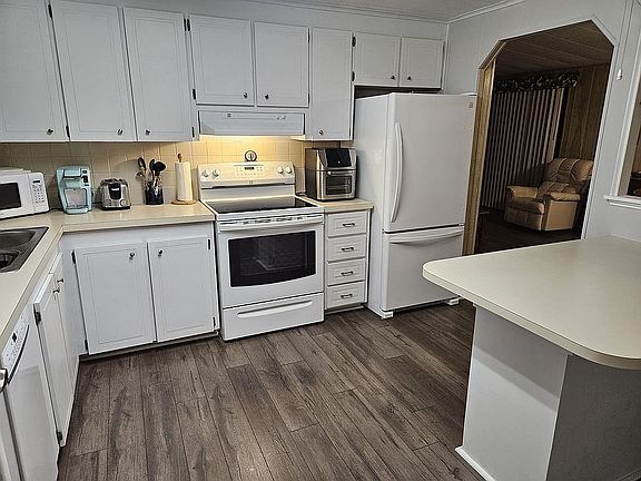 4th image of 2621 Macon Cir