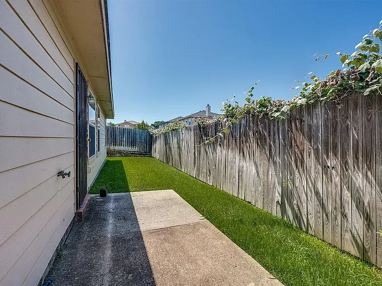 8013 Hidden Oaks Dr — Photo 22