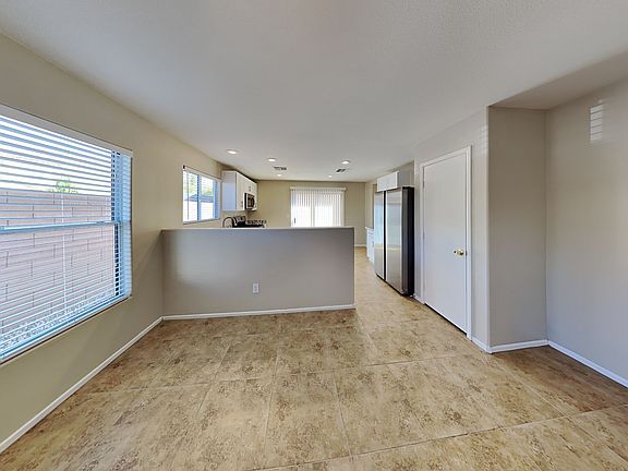 5th image of 105 Gilliflower Ave