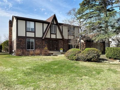 6132 Ledgeway Dr, West Bloomfield, MI, 48322