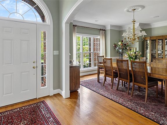 5th image of 137 W Square Ct