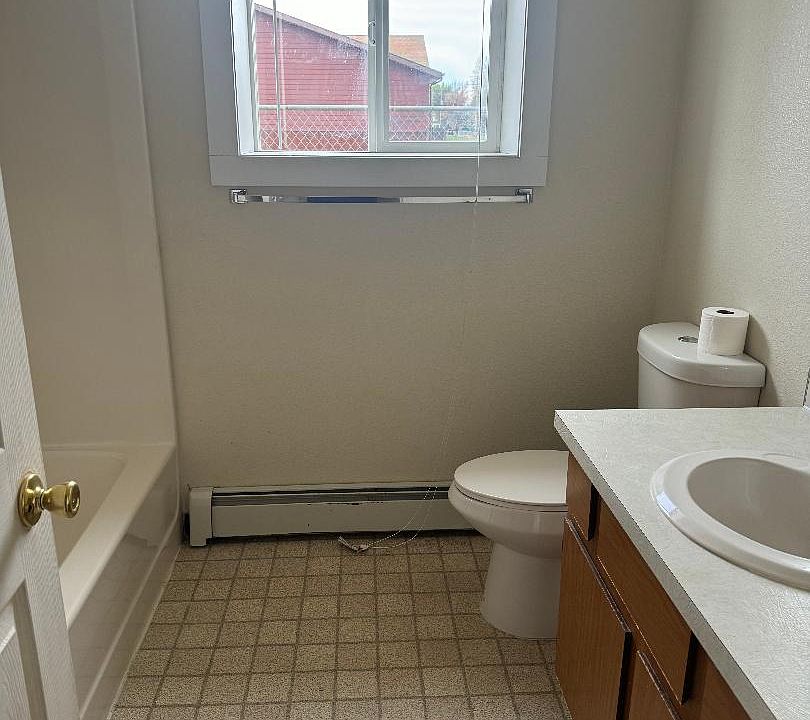 2nd image of 3305 Driftwood Ln APT 4