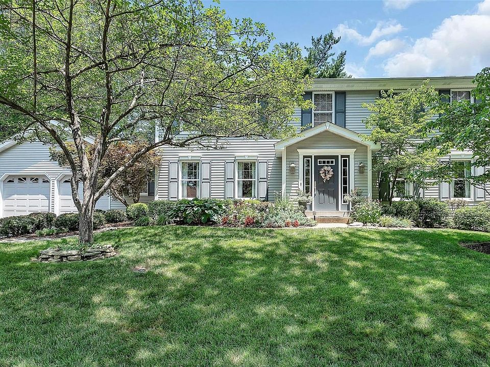 Beautiful newer Berry front door with sidelights welcomes you into this gorgeous center hall floor plan.