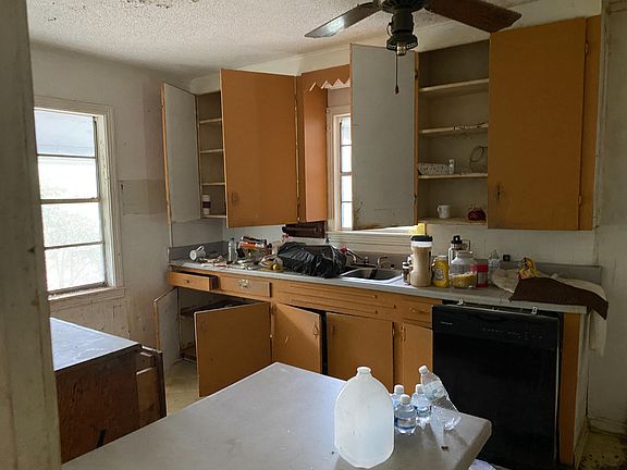 3rd image of 704 Weaver St