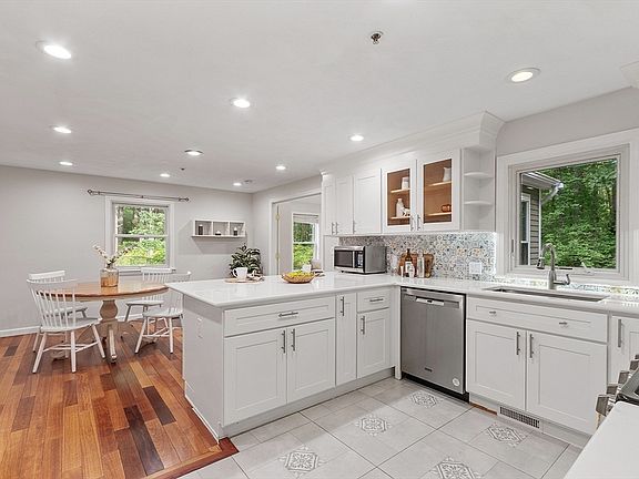 4th image of 45 Winterberry Way