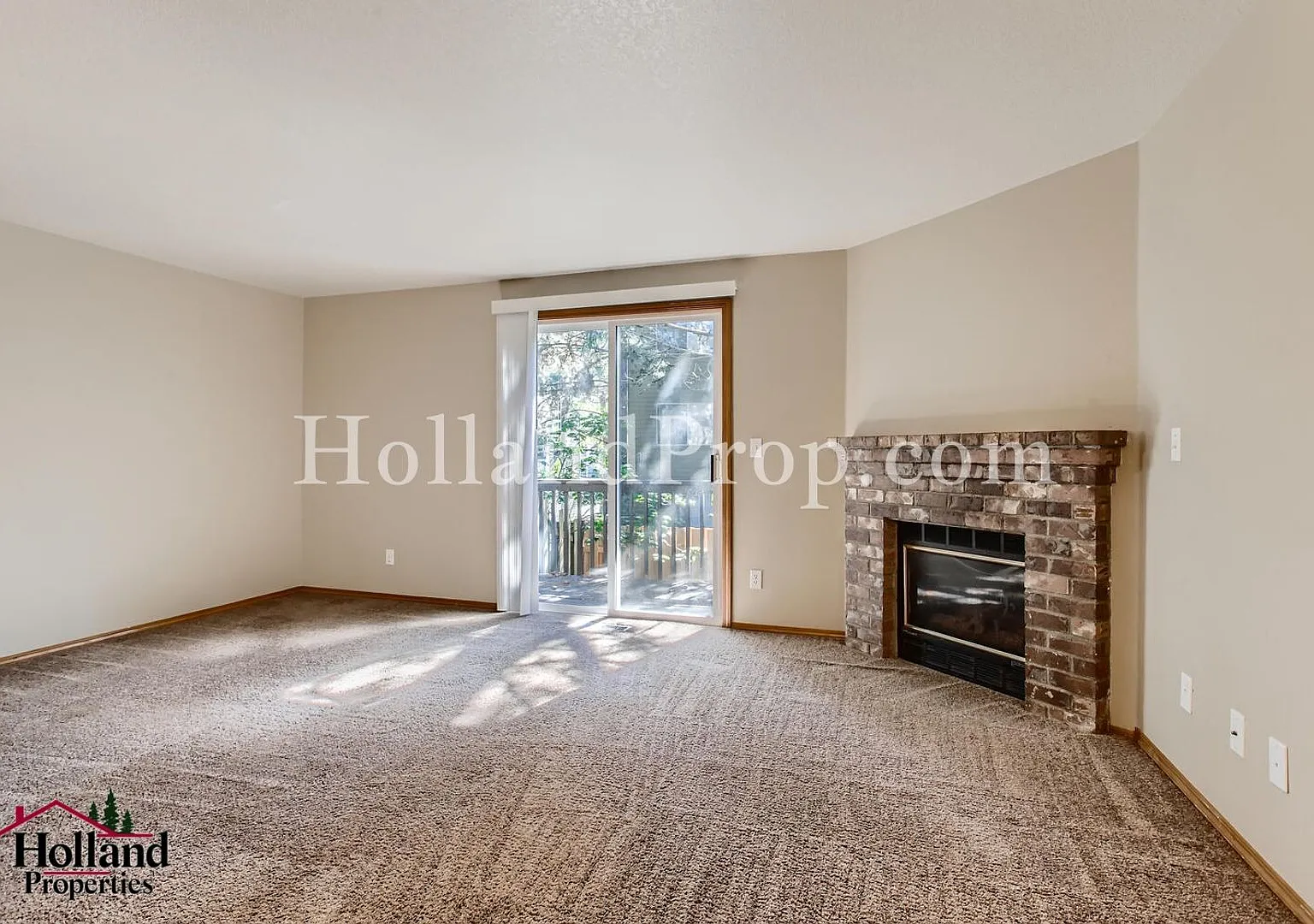 Lovely End unit of a triplex with garage — Photo 3