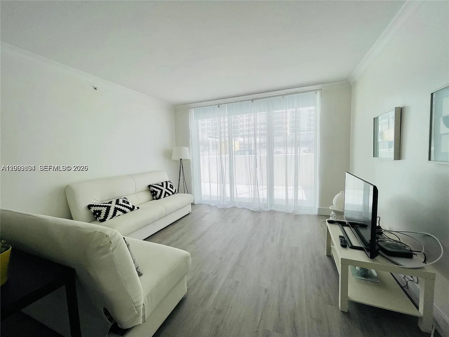 Residences On Hollywood B — Photo 3