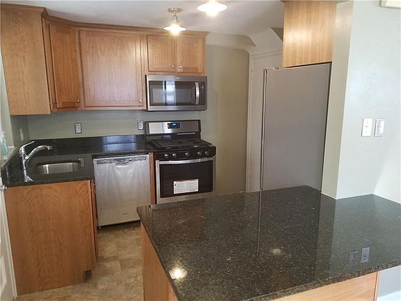 5th image of 418 Jacobson Dr