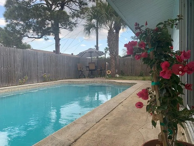 4 bed, 2012 sqft, $3,200 — Photo 2
