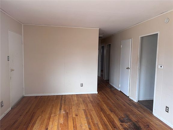 2nd image of 16 Arizona Dr