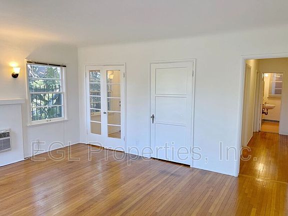 3rd image of 870 1/2 N Occidental Blvd