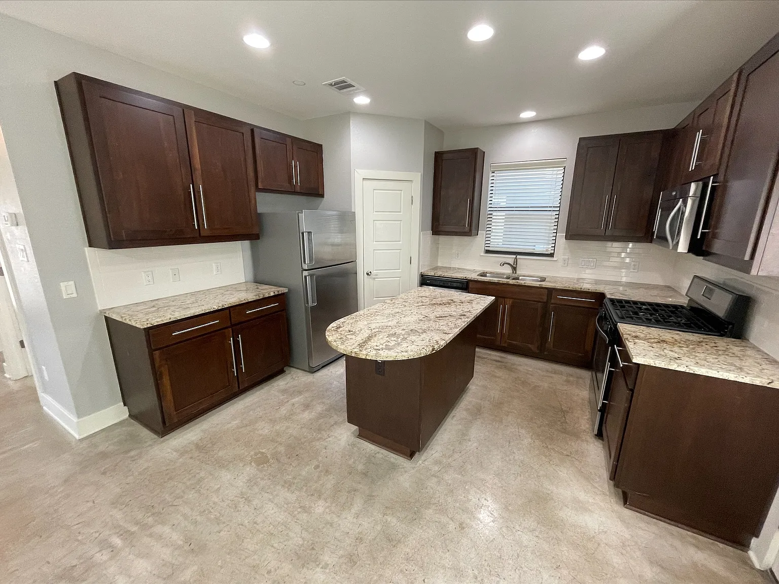 3 bed, 1474 sqft, $1,995 — Photo 2