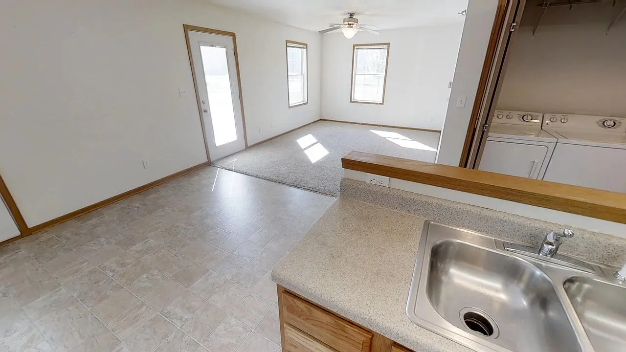 4215 Maricopa — Photo 3
