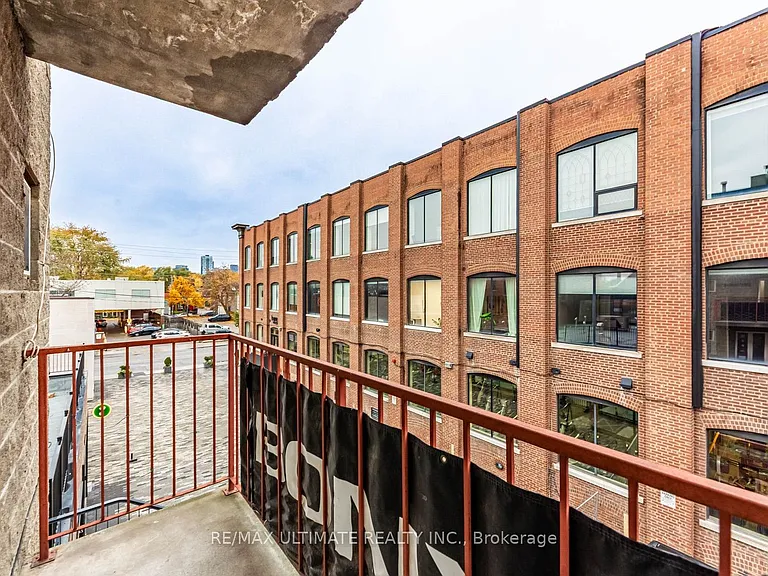 996 Queen St E #5 — Photo 4