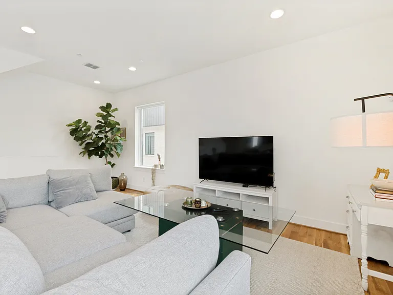 1952 Kearney Ct — Photo 7