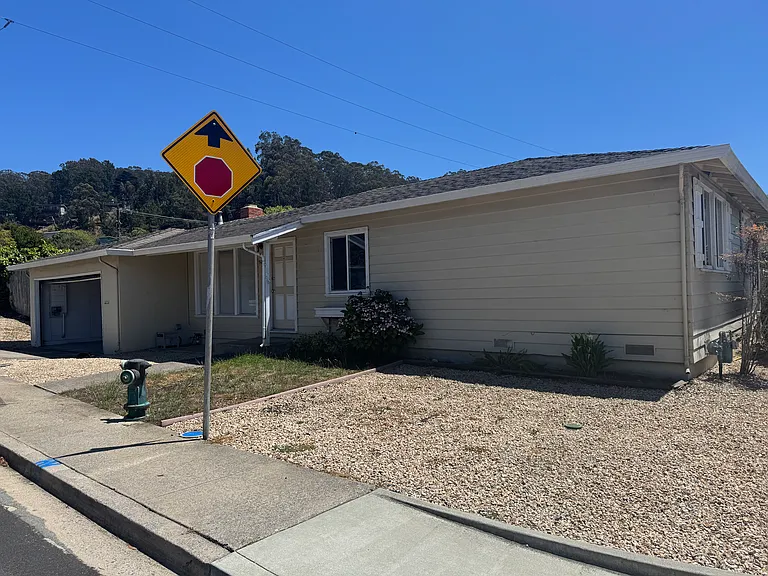 904 Crespi Dr — Photo 7