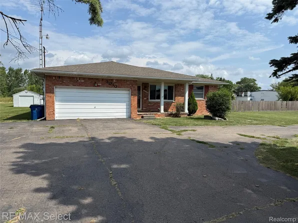 3040 W Hill Rd, Flint, MI 48507