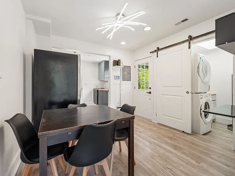 215 N Columbia St — Photo 5