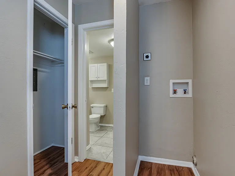 6026 Nw Expy #C — Photo 21