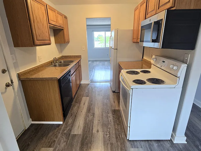 704 Vivian St — Photo 1