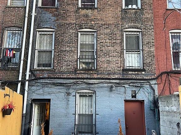 2nd image of 2267 Creston Ave