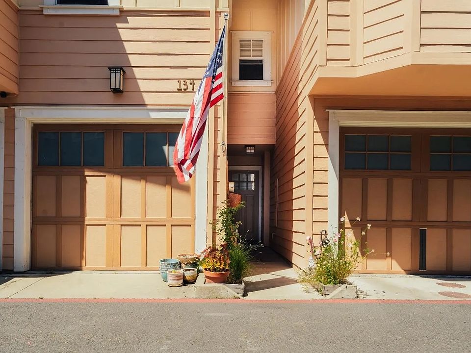 1st image of 134 Valley Oak Dr