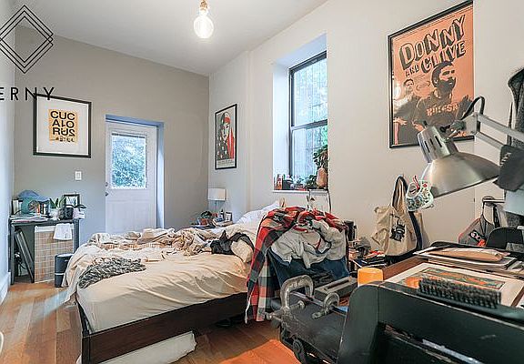 5th image of 240 Madison St APT 1R
