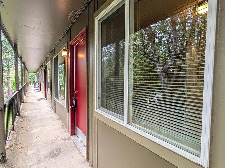 West Slope Apartments — Photo 4