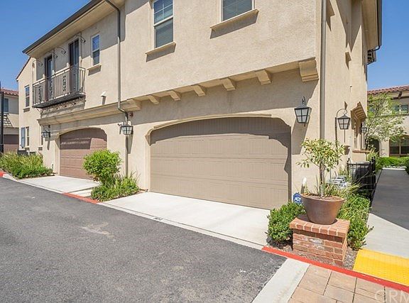 3rd image of 904 Grove Ct