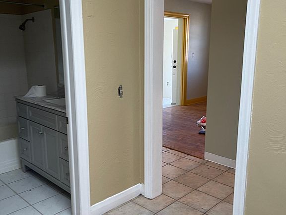 2nd image of 817 E Stratford Ave