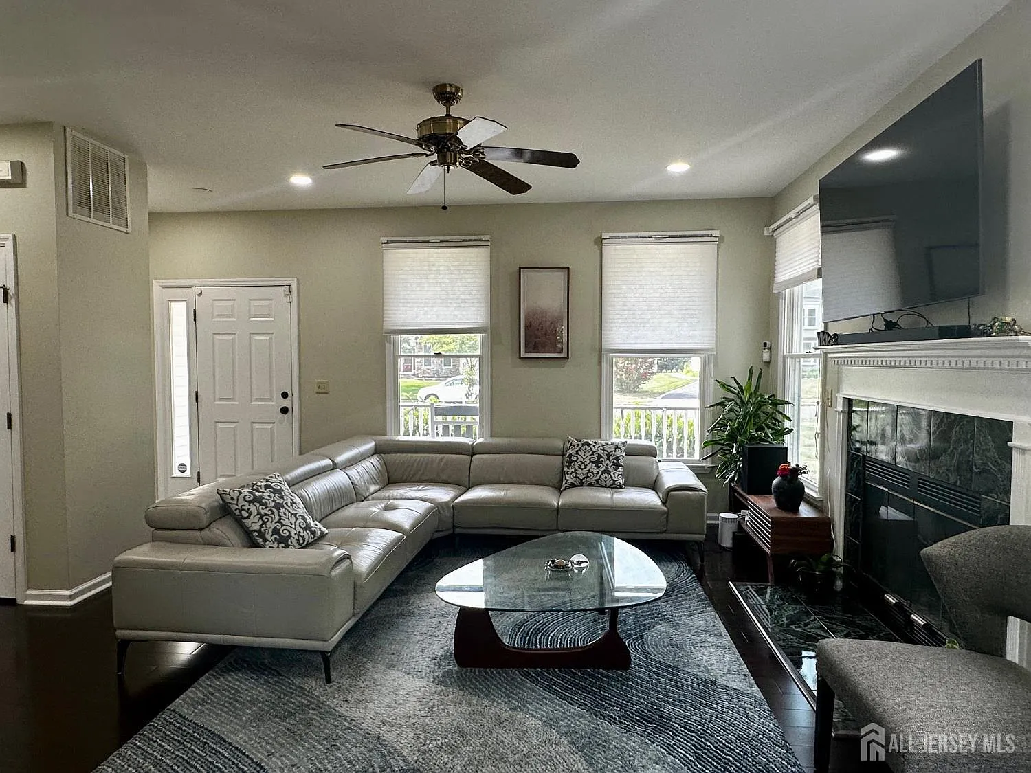 4 bed, 2.5 bath, $4,300 — Photo 4