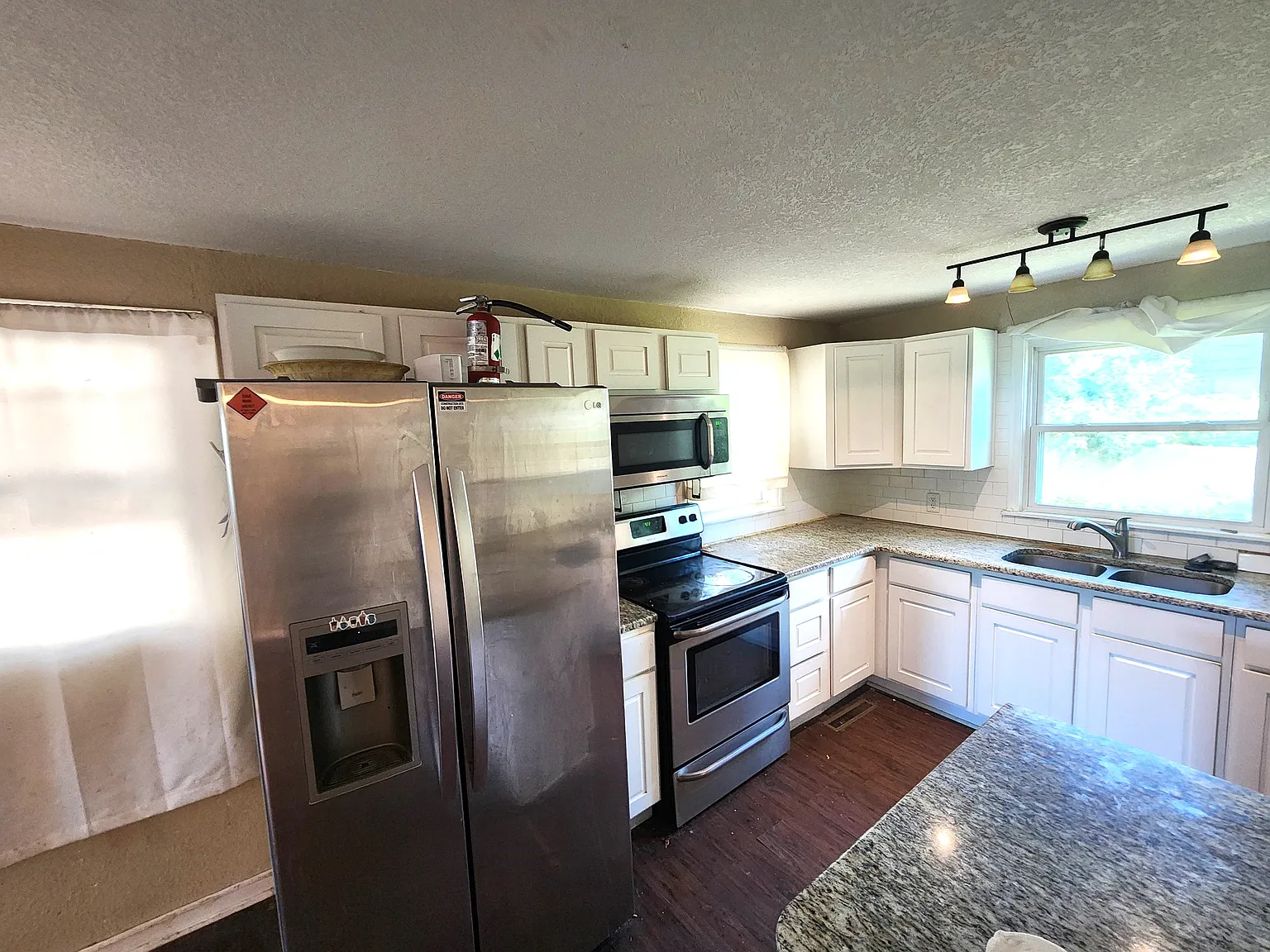 3 bed, 2059 sqft, $2,550 — Photo 2