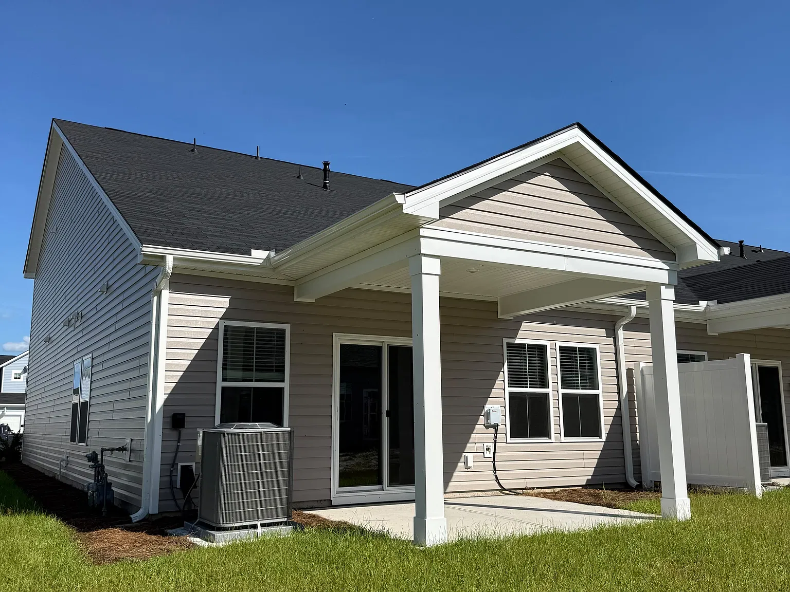 4 bed, 1965 sqft, $2,900 — Photo 2