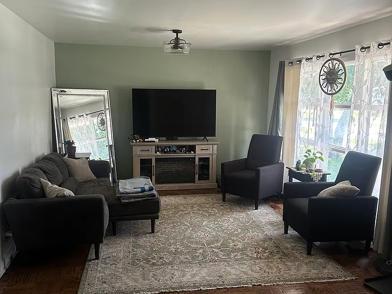 1817 Ivy Ln — Photo 3