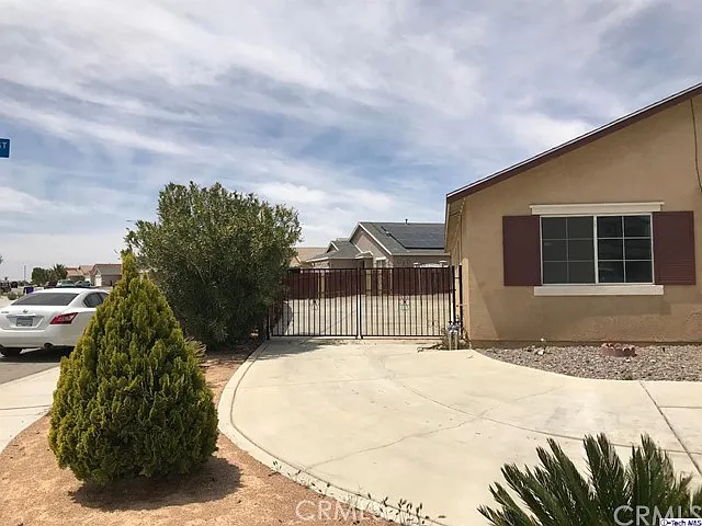 4 bed, 2021 sqft, $2,400 — Photo 2