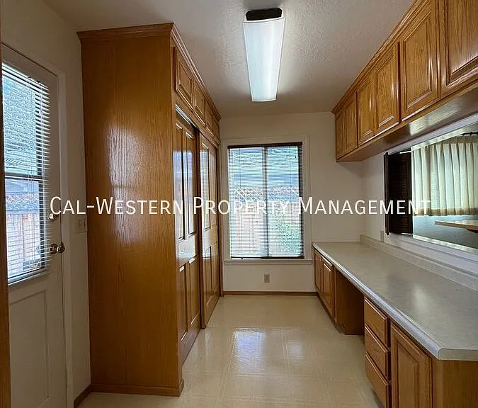 7790 Robindell Way — Photo 4