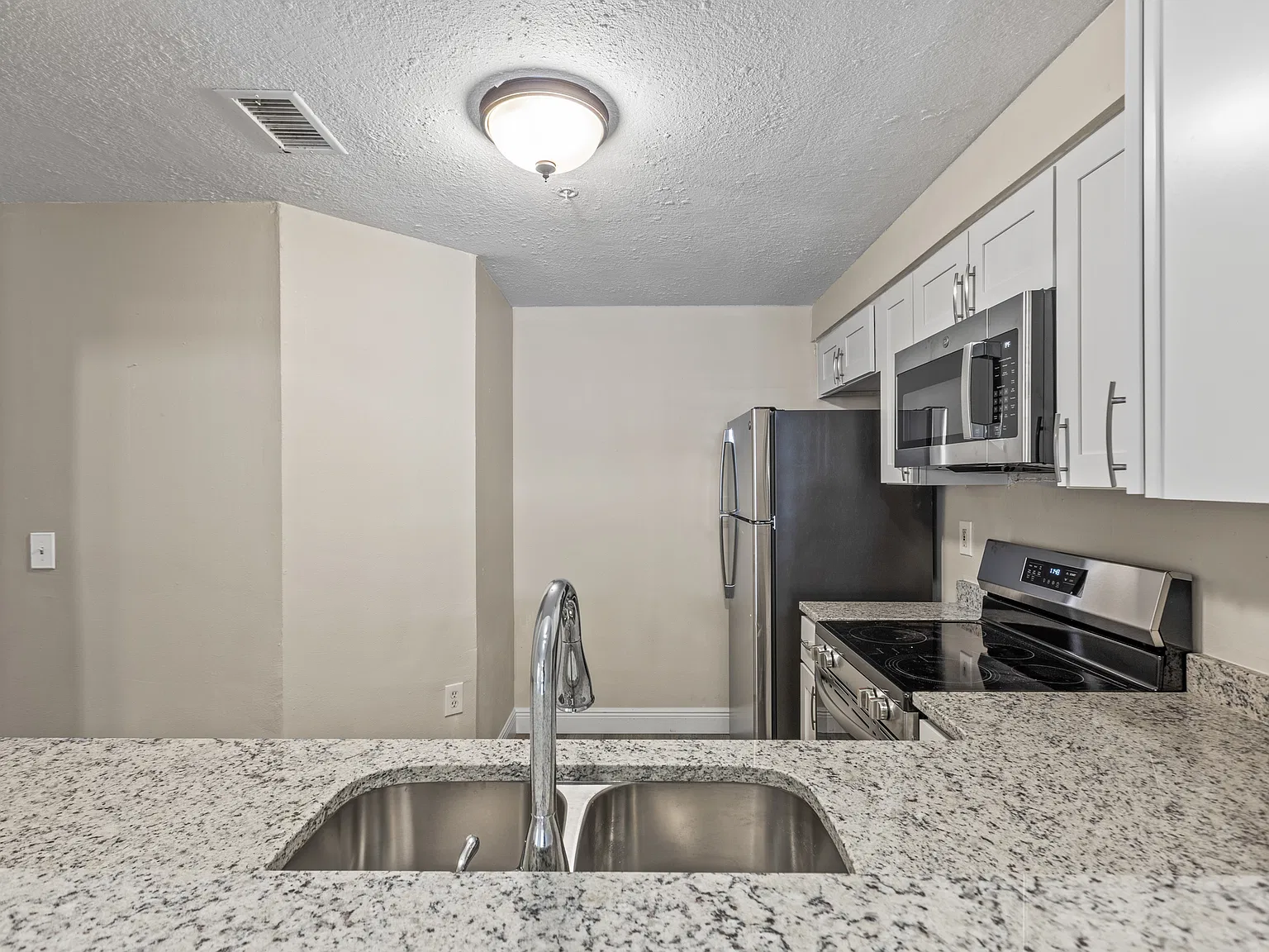3 bed, 1134 sqft, $2,200 — Photo 2