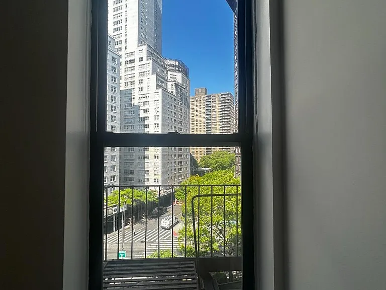 2020 Broadway #5E — Photo 11