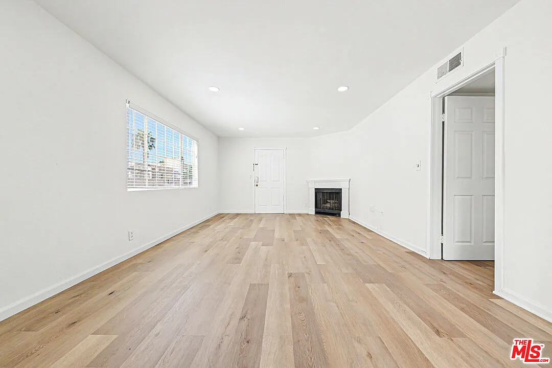 3 bed, 2.0 bath, 1300 sqft, $4,250 — Photo 4