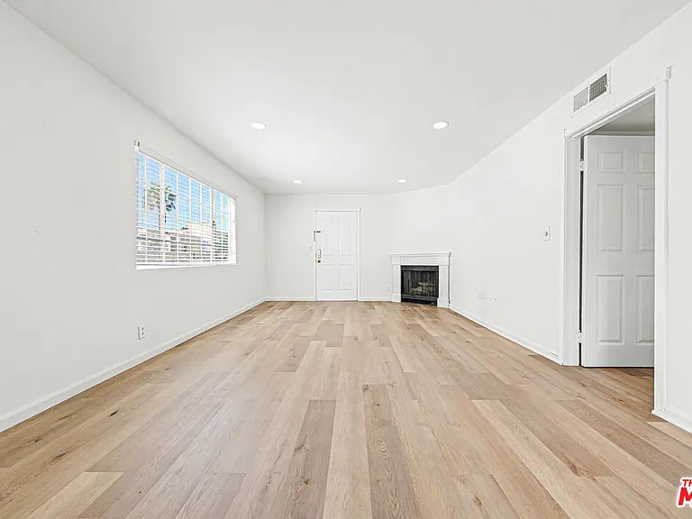 1820 S Barrington Ave #202 — Photo 4