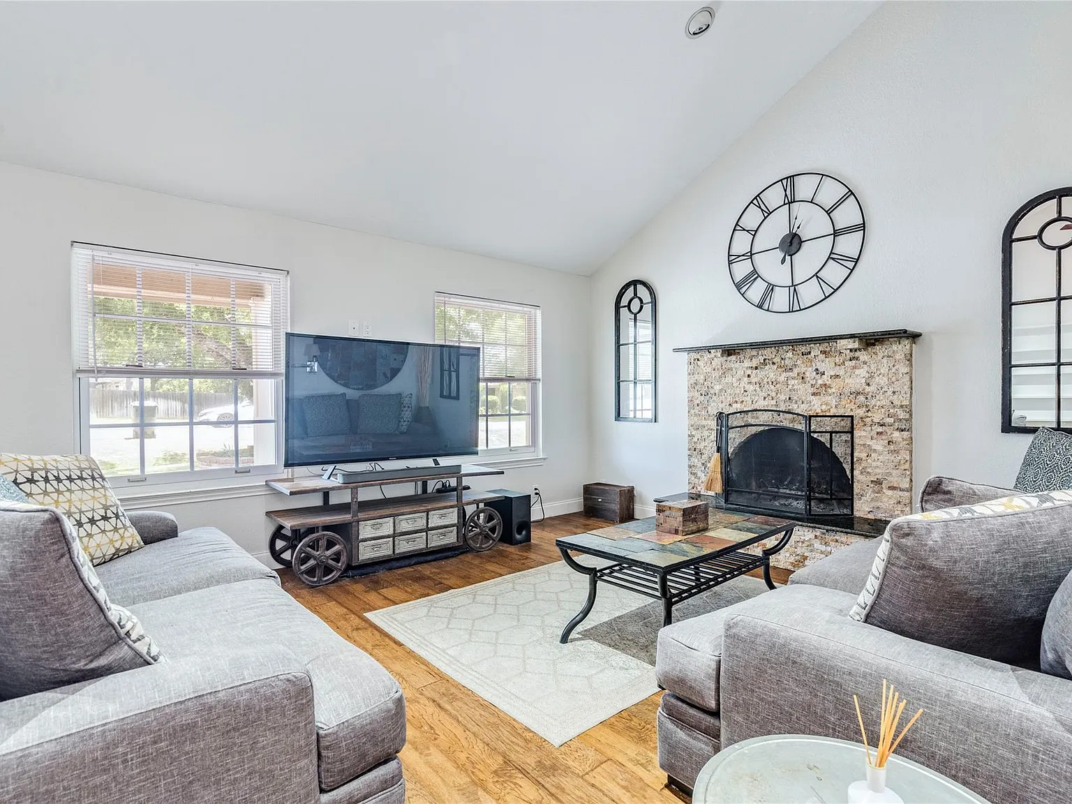 2 bed, 2.0 bath, 1947 sqft, $2,000 — Photo 4