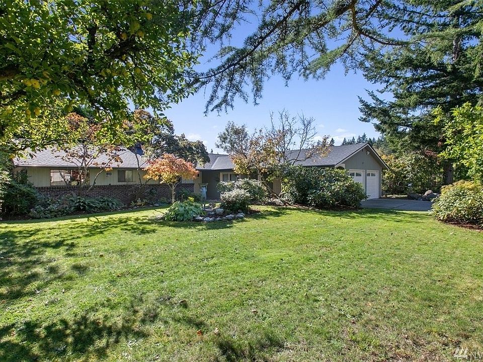 Wonderful one story mid century rambler sits on a beautifully level almost 1/2 acre lot!  Conveniently located just seconds to Lynwood Center's shopping, movie theater, restaurants, parks, and the new pool, it also is just a ten minute drive to get into Winslow and the Seattle Ferry terminal!