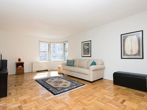 2nd image of 360 E 72nd St APT A912